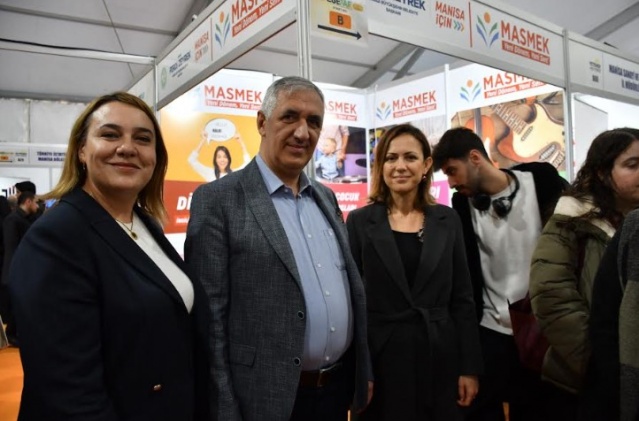 Manisa Celal Bayar Üniversitesi ev sahipliğinde organize edilen EGEKAF’25 (Ege Kariyer Fuarı),  16 üniversitenin ve 300’den fazla firmanın katılımıyla başladı. 65 binden fazla ziyaretçinin beklendiği organizasyona, çeşitli üniversitelerden gelen öğrenciler yoğun ilgi gösterdi. Manisa Büyükşehir Belediyesi de Sanat ve Meslek Eğitimi Kursları (MASMEK) ile EFEKAF25’e katıldı.