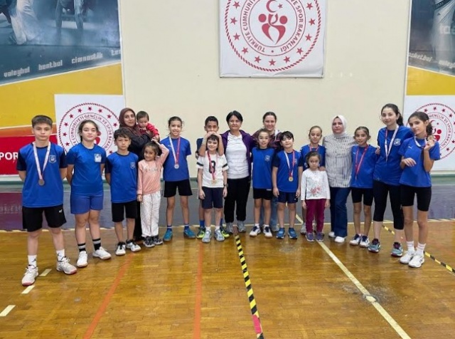 Yunusemre Belediyesporlu badmintoncular, Manisa Gençlik ve Spor İl Müdürlüğü tarafından Çok Amaçlı Spor Salonu'nda düzenlenen Badminton Cumhuriyet Kupası'nda 8 madalya kazandı.