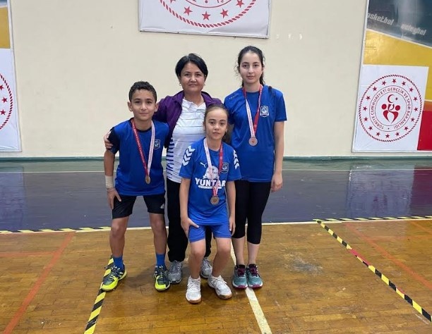 Performansıyla göz dolduran sporcular, müsabakalarda 4 altın, 2 gümüş ve 2 bronz madalyanın sahibi oldu. Çekişmeli geçen müsabakalarda 9 yaş altı tek erkeklerde Can Abdullahoğlu birinci, 11 yaş altı tek kızlarda Irmak Denktaş birinci, Elif Ada Ceylan ikinci, 13 yaş altı tek kızlarda Yağmur Denktaş birinci, Vildan Karakaya ikinci, Canan Abdullahoğlu üçüncü, 15 yaş altı tek erkeklerde ise Ömer Furkan Özel birinci, Yusuf Efe üçüncü olmayı başardı.