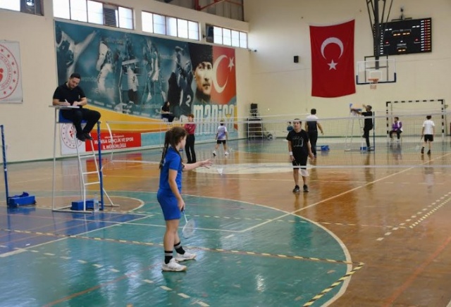 Yunusemre Belediyespor'un badmintoncuları, Badminton Cumhuriyet Kupası'nda 8 madalya kazanarak turnuvaya damga vurdu.