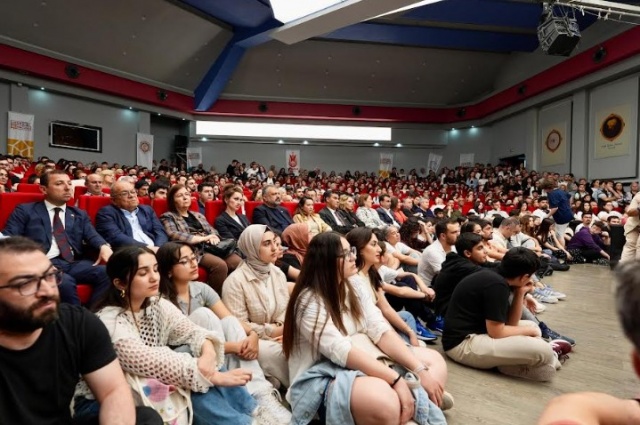 “Burada bir buçuk milyonluk bir aileyiz”
Söyleşinin sonunda Manisa Büyükşehir Belediye Başkanı Ferdi Zeyrek, Yunusemre Belediye Başkanı Semih Balaban ve Şehzadeler Belediye Başkanı Gülşah Durbay, Prof. Dr. İlber Ortaylı’ya günün anısına plaket verdi. Başkan Zeyrek, “Sizi burada ağırlamaktan çok mutluyuz. ‘Belediye başkanı olmak zordur, ama güzeldir’ demiştiniz. Biz burada 1,5 milyonluk bir aileyiz. Manisa’yı birlikte, tarımıyla, sanayisiyle, öğrencisiyle, hep birlikte yönetiyoruz. Manisa’mızı çok seviyoruz” diyerek Ortaylı’ya teşekkür etti.
