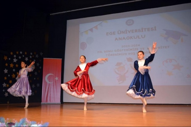 Törenin açılış konuşmasını gerçekleştiren Ege Üniversitesi Anaokulu Müdürü Burcu Karakaş, “Bugün başarılı bir eğitim dönemini tamamlamış olmanın mutluluğunu ve haklı gururunu yaşıyoruz. Çocuklarımız, Ege Üniversitesi Anaokuluna, içlerinde büyük bir potansiyelle geldiler. Yıllar içinde okulumuzda aldıkları eğitim ve arkadaşlarıyla olan ilişkileri sayesinde; rahat iletişim kurabilen, yardım sever ve doğaya, çevreye uyumlu, hayal kurabilen ve proje üreten, soru soran, sorgulayan, isteklerini çekinmeden ifade edebilen, özgüvenleri yüksek bireyler haline geldiler. Adeta kendi enerjilerini kendileri üreten birer yıldız oldular.