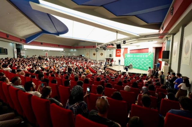 Niobe ve Ağlayan Kaya Efsanesi
Prof. Dr. İlber Ortaylı, Manisa’nın tarihi figürlerinden Ağlayan Kaya’ya ve Niobe efsanesine de değinerek, “Manisa’da Ağlayan Kaya vardır. Eskiden oradan su sızardı. Bu yer, mitolojik bir hikayeye dayanır. Efsaneye göre, Niobe, tanrıça Leto'ya karşı böbürlenerek, ‘Sen doğurmuyorsun, ben senden daha üstünüm’ demiştir. Buna öfkelenen Leto, Niobe’nin yedi kızını okla öldürmüştür. Leto, hem bakirelerin hem de avcıların tanrıçasıdır ve oldukça gaddar bir tanrıdır” sözleriyle kentin mitolojik geçmişine de değindi.