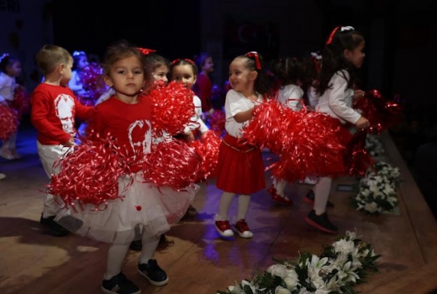 Yunusemre Belediyesi Çocuk Kültür Sanat Merkezleri’nde eğitim gören minik öğrenciler, Cumhuriyet’in 101. yılını büyük bir coşku ve heyecanla kutladı.