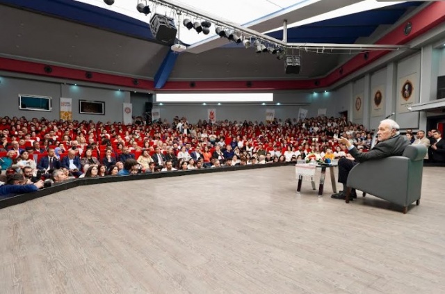 Manisa ve Mesir’in Tarihini Anlattı
Manisa’nın bereketli topraklarının ve tarih boyunca sahip olduğu stratejik öneme değinen Prof. Dr. İlber Ortaylı, mesir macununun Osmanlı eczacılığına dayanan bir şifa kaynağı olduğunu vurguladı. Ortaylı kentin tarihi hakkında bilgi vererek “Burası enteresan bir yerdir. İyonya'nın çok önemli federasyon merkezlerinden biridir. Bereketinden dolayı da çok ilgi çeken bir yer olmuştur. Mesela Büyük Pers İmparatorluğu'nun idaresinde kalmıştır burası. Çok önemlidir. Burası kıta Yunanistan’ına benzemez; doğu kültürünün zenginliklerini de içerir, kültüründe bu derinlik vardır.  Burada kalıcı kültürel organlar vardır. Toplumların eski kalıcı kültürleri burada katman katman birikir. Bunların bazılarının bilincindesinizdir, bazılarının değilsinizdir. Nereden gelir, nasıl gelir, bunu bilmek gerekir. Örneğin mesir macunu da işte böyle bir kültürel birikimin ürünüdür. Osmanlı eczacılığına dayanır. Öyle sadece şeker olsun diye tatlı tatlı yenilsin yapılmamıştır; bayağı ciddi bir şifa ilacı muhtevasına sahiptir. İçeriği çok geniştir. Bu gibi unsurlar önemlidir. Bilmediğiniz ananeler  de vardır. Yunanistan dersiniz, altından İran çıkar. Lidya, İyonya, Persler, Yunanlar, Osmanlı burada çok değişik kültürler yaşamıştır. O yüzden burada attığınız adımı düşüneceksiniz. Canım istiyor, ev yapayım, binayı dikeyim anlayışı olmaz” dedi.