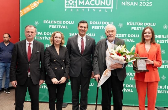 Manisa Büyükşehir Belediyesi ev sahipliğinde Kültür Merkezi Lale Salonu’nda gerçekleştirilen söyleşiye yoğun ilgi nedeniyle koridorlar ve sahne önü de tamamen doldu. Programa, Manisa Büyükşehir Belediye Başkanı Ferdi Zeyrek, eşi Nurcan Zeyrek, CHP Manisa Milletvekilleri Selma Aliye Kavaf, Bekir Başevirgen, CHP Manisa İl Başkanı İlksen Özalper ile Aydın, Kütahya, İzmir, Denizli, Muğla ve Uşak’tan gelen CHP il başkanları, Şehzadeler Belediye Başkanı Gülşah Durbay, Yunusemre Belediye Başkanı Semih Balaban, Gördes Belediye Başkanı İbrahim Büke, Büyükşehir Belediyesi Genel Sekreter Yardımcısı Ali Kılıç ve çok sayıda vatandaş katıldı.