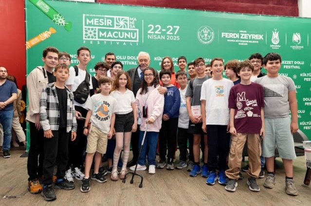 “15. asırdan beri Manisa bir ilim merkezidir”
Prof. Dr. İlber Ortaylı, konuşmasında Şehzadeler kenti Manisa’nın Osmanlı’daki yönetim, ilim ve kültür tarihindeki önemine de değindi. Ortaylı, “15. asırdan beri Manisa bir ilim merkezidir. Seçkin medreseler kurulmuştur, Tıp gibi birçok bilim dalında insanlar yetişmiştir. Fatih Sultan Mehmet de şehzadeliğinde Manisa’da bulunmuştur. Enderun’da yetişti diyoruz ama esas burada aldığı eğitim de çok mühimdir. Kanuni Sultan Süleyman da Manisa’da yetişen şehzadelerden biridir. Manisa, tarihi boyunca ilim ve kültürün canlı olduğu bir merkezdir” diye konuştu.
