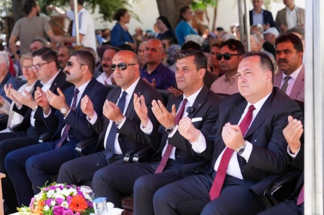 “Sadece bir şenlik değil, bir aidiyet, vefa örneğidir”
Akhisar Belediye Başkanı Besim Dutlulu ise “Bu festival yalnızca bir eğlence değil; kökleri yüzyıllar öncesine dayanan bir ilimin, inancın, birliğin ve kültürel mirasın simgesidir. Ve bugün burada, bu anlamlı geleneğin doğmasına vesile olan çok kıymetli bir ismi; Akhisarlı Şeyh İsa’yı rahmet, minnet ve saygıyla anıyoruz. 15. yüzyılda yaşamış olan Şeyh İsa, sadece bir din alimi değil, aynı zamanda döneminin ötesinde düşünen bir bilge, bir toplum rehberi, bir sanat ve edebiyat dostuydu. Babasından aldığı ilimle yola çıkan, Bursa ve Kayseri gibi önemli merkezlerde eğitim gören ve nihayetinde Akhisar’a dönen Şeyh İsa’nın memleketine dönüşü, halkımız tarafından büyük bir sevinçle karşılanmış; Çağlak Deresi civarında iki hafta süren coşkulu kutlamalara vesile olmuştur. İşte o kutlamalar, zamanla gelenekselleşmiş, nesilden nesile aktarılarak bugünlere ulaşmış, Çağlak Festivali adını almıştır. Yani bu festival, sadece bir şenlik değil; bir hafıza, bir aidiyet, bir vefa örneğidir” şeklinde konuştu. 

Şeyh İsa Mahallesi Muhtarı Zafer Kara da festivalin hazırlanmasında emeği geçen herkese teşekkür etti.