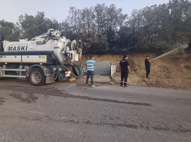 Yerleşim Alanları Boşaltıldı, Soğutma Çalışmaları Sürüyor

Yangın nedeniyle Kocakağan Mahallesi’ne bağlı İslamiye Mezrası’nda güvenlik amacıyla 10 hane ve yaklaşık 40 kişi tahliye edildi. Ayrıca Kocakağan ile İslamiye Mezrası arasında kalan 20 bağ evi de boşaltıldı. Yangının kontrol altına alınmasının ardından ekipler, bölgede soğutma çalışmalarına devam ediyor.