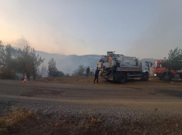 Yangın söndürme çalışmaları Manisa Valiliği ve İzmir Orman Bölge Müdürlüğü koordinesinde yürütülürken, Manisa Büyükşehir Belediyesi 8 itfaiye aracı, MASKİ ve belediyenin ilgili dairelerinden 7 su tankeri, 4 iş makinesi ve yaklaşık 50 personel ile sahadaydı. Rüzgarın etkisiyle hızla büyüyen alevler, kısa sürede yerleşim alanlarına yaklaşırken ekiplerin zamanında müdahalesiyle faciadan dönüldü.