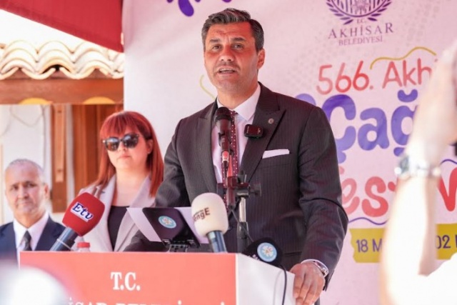 Türkiye’nin en köklü kültürel miraslarından biri olan ve bu yıl 566. kez gerçekleştirilen Akhisar Çağlak Festivali, kapsamında kortej yürüyüşü düzenlendi. Manisa Büyükşehir Belediye Başkanı Mimar Ferdi Zeyrek’in de katıldığı Tahir Ün Caddesi’nden Şeyh İsa Camii’ne kadar süren kortej, büyük ilgi gördü. Başkan Zeyrek, “Bu festival, miraslarımızın yarınlara taşınması açısından çok kıymetli. Manisa’mız artık dolu dolu festivalleri bir gelenek haline getirdi” diyerek etkinliğin önemini vurguladı.