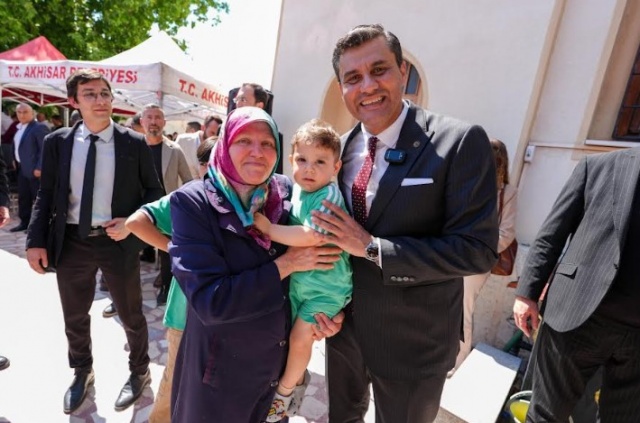 İlk kez 1459 yılında düzenlenen ve bu yıl 18 Mayıs - 2 Haziran tarihleri arasında - 566’ncısı gerçekleştirilen Akhisar Çağlak Festivali’nde kültürel buluşmalar, cirit müsabakaları, spor turnuvaları, konserler ve daha birçok renkli etkinlik, vatandaşlarla buluşacak. Festival kapsamında, geleneksel kortej yürüyüşü de gerçekleştirildi. Manisa Büyükşehir Belediye Başkanı Mimar Ferdi Zeyrek’in de katıldığı kortej yürüyüşünde, Akhisar Kaymakamı Mustafa Can, Akhisar Belediye Başkanı Besim Dutlulu, Akhisar Cumhuriyet Başsavcısı Sebahattin Erkaya, Manisa Esnaf ve Sanatkarlar Odaları Birliği Başkanı Hasan Geriter, Akhisar Ticaret ve Sanayi Odası Yönetim Kurulu Başkanı Sami Karaoğlan, Akhisar Eski Belediye Başkanlarından Ahmet Dutlulu, siyasi partilerin ve sivil toplum örgütlerinin temsilcileri, mahalle muhtarları ile vatandaşlar katıldı.