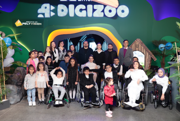 Suyun derinliklerini ve kelebekler dünyasını deneyimlediler

Katılım Emeklilik DigiZoo’da yer alan su altı dünyasında büyüleyici bir keşfe çıkan çocuklar suyun derinliklerindeki canlıları ve nesneleri hem holografik hem de fiziksel olarak gözlemleyerek keyifli anlar yaşadı. Dijital akvaryumla tasarlanmış balık boyama alanında da zaman geçiren çocuklar, hayallerindeki balığı kâğıda çizip özel bir tarayıcıdan geçirerek dijital akvaryuma gönderdiler. Giriş alanında bulunan “Dino ile selfie” ve “animatik köpeği sev/besle” gibi ekranlarda keyifli dakikalar geçirdiler. DigiZoo’nun keşif dolu renkli dünyasını ilk kez deneyimleyen çocuklar kendi boyadıkları balıkların, dijital akvaryum ekranında yüzdüğünü büyük bir heyecanla izledi.