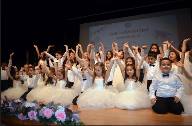 Ege Üniversitesi Anaokulunda eğitim gören 6 yaş grubu öğrencileri, yaşamlarının ilk mezuniyet sevinçlerini yaşadı.  Çocukların toplum önünde kendilerini ifade edebilmelerini sağlamak, özgüvenlerini artırmak ve ileride güzel anılar biriktirmek amacıyla gerçekleşen “Yıl Sonu Gösterisi ve Mezuniyet” etkinliğinde mezun öğrenciler, bayrağı alt sınıflarına devretti. EÜ Kültür ve Sanat Evinde gerçekleşen törene Anaokulu Müdürü Burcu Karakaş, öğrencilerin aileleri ve öğretmenler katıldı.