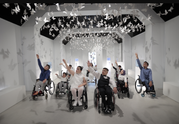 Türkiye’nin ilk holografik hayvanat bahçesi ve dijital deneyim alanı Katılım Emeklilik DigiZoo, Engelsiz Sanat Derneği ile özel bir etkinliğe ev sahipliği yaptı. Engelli bireylerin hayatın her alanında var olabileceğini ve sanatın karşısında hiçbir engelin duramayacağını bir kez daha vurgulamak amacıyla düzenlenen etkinlikte 2-17 yaşları arasındaki 22 çocuk, Katılım Emeklilik DigiZoo’nun renkli ve eğlenceli dünyasında keyifli bir keşfe çıktı.