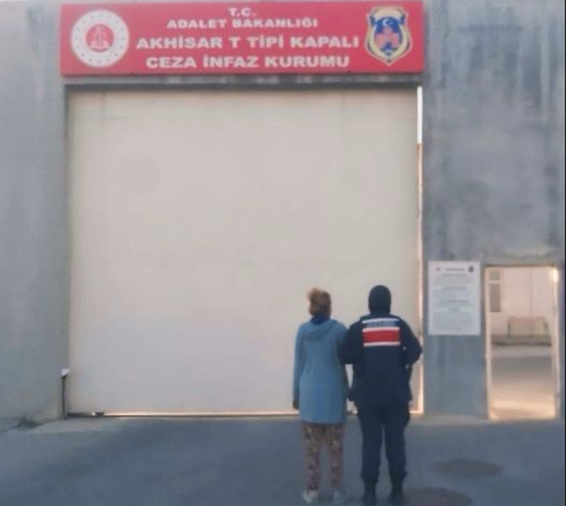 * Aranan Şahıs Yakalama (*18 Yıl 9 Ay*) *AÇIKLAMA:* Manisa İl Jandarma Komutanlığı tarafından aranan şahısların yakalanmasına yönelik yapılan çalışmalar neticesinde, 17 Mart 2025 günü, Kırkağaç İlçesinde icra edilen faaliyette; *“Uyuşturucu ve Uyarıcı Madde Ticareti Yapma ve Sağlama”* suçlarından aranan E. Ç. (1999-K) isimli şahıs yakalanmıştır. Şahıs çıkarıldığı mahkemece *18 yıl 9 ay* kesinleşmiş cezası sebebiyle tutuklanarak Akhisar Kapalı Cezaevine teslim edilmiştir.