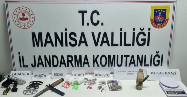 Uyuşturucu Madde Ticareti
 - Ruhsatsız Tabanca

Manisa İli Soma İlçesinde Uyuşturucu Madde Ticareti yapan şahıslara yönelik olarak Soma İlçe J.K.lığınca 17.03.2025 günü A.Ö.Y., Ş.S., G.K., A.Y.K.,
Y.K. isimli şahısların ikamet ve araçlarında yapılan adli aramada;
* (1) Adet 9 mm Tabanca,
* (94) Adet Uyuşturucu Hap,
* ⁠(15) gr Esrar,
* (2) Adet Bıçak,
* ⁠(3) Adet Muşta,
* ⁠(2) Adet Uyuşturucu Madde Kullanma Aparatı,
* (1) Adet Hassas Terazi ele geçirilmiştir.

Olayla ilgili C. Savcısına bilgi verilerek alınan talimat neticesinde A.Ö.Y. isimli şüpheli adli makamlara sevk edilmek üzere gözaltına alınmıştır. Diğer şahıslar ise ifadelerinin alınmasına müteakip serbest bırakılmıştır.
