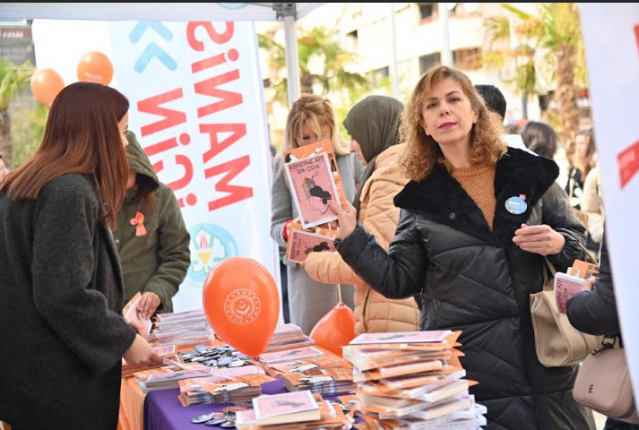 Kadına Yönelik Şiddet Sadece Bireysel Değil, Aynı Zamanda Toplumsal Bir Sorun
Manisa Celal Bayar Üniversitesi tarafından Süleyman Demirel Kültür Merkezi’nde ‘Kadına Yönelik Şiddetle Mücadele Paneli’ düzenlendi. Panelde, kadına yönelik şiddetin fiziksel, psikolojik ve ekonomik boyutları ele alındı. Uzman konuşmacılar, güncel veriler ve örneklerle katılımcıları bilgilendirdi.
Panelde, kadına yönelik şiddetin sadece bireysel değil, aynı zamanda toplumsal bir sorun olduğu vurgulandı. Ayrıca, şiddete karşı mücadelede bireysel ve toplumsal sorumlulukların önemi üzerinde duruldu.