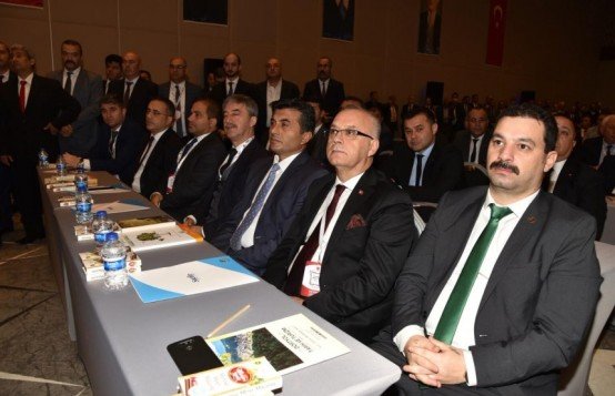 Milliyetçi Hareket Partisi, yaklaşan yerel seçimler öncesinde Genel Başkan Devlet Bahçeli başkanlığında genel merkez yönetimi, belediye başkanları ve teşkilatlarının katılımıyla Antalya’nın Serik ilçesinde toplantı düzenledi. Toplantıya Manisa Büyükşehir Belediye Başkanı Cengiz Ergün de, İl Başkanı Erkan Öztürk ve Salihli, Turgutlu, Kula, Selendi, Alaşehir ve Sarıgöl belediye başkanlarıyla birlikte katıldı.

Manisa Büyükşehir Belediye Başkanı Cengiz Ergün, MHP İl Başkanı Erkan Öztürk, Kula Belediye Başkanı Hüseyin Tosun, Selendi Belediye Başkanı Yasin Dumlupınar, Alaşehir Belediye Başkanı Ali Uçak, Sarıgöl Belediye Başkanı Necati Selçuk, Turgutlu Belediye Başkanı Turgay Şirin ve Salihli Belediye Başkanı Zeki Kayda ile birlikte MHP’nin Antalya'nın Serik ilçesi Belek turizm merkezinde düzenlenen İl Başkanları ve Belediye Başkanları Toplantısı’na katıldı. Cuma akşamı Manisa heyetiyle birlikte toplantının yapılacağı otele varan Başkan Ergün, parti teşkilatlarıyla birlikte MHP Genel Başkanı Devlet Bahçeli’yi karşıladı. Karşılamanın ardından düzenlenen yemek ve ardından çay molasında Genel Başkan Bahçeli ile bir araya gelen Başkan Ergün, Manisa’daki çalışmalar hakkında Bahçeli’yi bilgilendirdi.
Başkan Ergün’den Davetlilere Mesir Macunu
Toplantının yapıldığı 24 Kasım Cumartesi günü Manisa Büyükşehir Belediye Başkanı Cengiz Ergün, 81 il başkanı ve 129 belediye başkanına Manisa’yı tanıttı. Davetlilere mesir macunu ikram eden Başkan Ergün’ün ikramına, genel merkez yöneticileri, il başkanları ve belediye başkanları sıcak ilgi gösterdi.
Genel Başkan Bahçeli Partililere Hitap Etti
Toplantının açılışında 81 il başkanı ve 130 belediye başkanına hitap eden MHP Genel Başkanı Devlet Bahçeli, MHP'nin gücüne güç katarak yürüdüğünü, günden güne büyüdüğünü ve millete hizmet aşkıyla yükselmeye devam ettiğini söyledi. Hiçbir zafere kolay yollardan varılamayacağını vurgulayan Bahçeli, “Muzaffer bir ruhun ortaya çıkması da tesadüfi olamaz. Her zafer bedel ister, sabır ister, akıl ister, gönül ister, mücadele ve fedakarlık bekler. Kutlu bir mücadele esnasında, nefesi kesilenler, nefsine esir düşenler, dünyevi menfaatlere yenilenler çıkmıştır, bundan sonra da çıkmaları muhtemeldir. İnsanoğlu çiğ süt emmiştir, yanılması, yozlaşma akıntısına kapılıp yanlış istikametlere sürüklenmesi beklenmelidir. Geçmişin kuytu köşelerine şuurumuzun merceğiyle baktığımızda buna dair hazin ve hüzünle perçinlenmiş pek çok ibretlik misal verilebilecektir. Hesap yapanlarla hasbi davrananları, davanın omuzuna basanlarla davayı omuzlayanları tarif ve tefrik etmek zorunludur, mümkündür, elbette tecrübeyle sabittir. ‘Ben’ diyen, bencilliğe gömülen, dünyanın kendi çevresinde döndüğü zehabına aldanan, ben merkezli ve çıkar odaklı tutuma savrulan nice insan bu dünyadan gelip geçmiştir” diye konuştu.
“Cumhur ittifakı Türkiye'nin güvenlik zırhı”
Cumhurbaşkanlığı Hükümet Sistemi'nin mimarının Cumhur İttifakı olduğunu kaydeden Bahçeli, yeni sistemin yaşaması için bu ittifakın kazasız belasız yoluna devam etmesinin milli beka açısından mecburi olduğunu ifade etti. “Cumhur İttifakı Türkiye'nin güvenlik zırhıdır” diyen Bahçeli, “Cumhur İttifakı milli birlik ve dayanışma şuurudur. Cumhur İttifakı Türkiye'nin ta kendisi, Türk milletinin ruh köküdür. 15 Temmuz sonrası Yenikapı ruhuyla temeli atılan, 16 Nisan halk oylamasıyla çatısı örülen, 24 Haziran Seçimleriyle genişlik ve derinlik kazanan Cumhur İttifakı, Türkiye Cumhuriyeti'nin sistemsel açmaz ve ihtiyaçlarını telafi ederek muhasım odaklara set çekmiş, sur örmüştür. Cumhurbaşkanlığı Hükümet Sistemi, 95 yıllık Cumhuriyetimizi gelecek asırlara kuruluş esaslarına bağlı kalarak taşıma, daha da güçlendirme ve geliştirme amacına kilitlenmiştir. Yeni hükümet sisteminden geriye dönüş yoktur. Türkiye bütün meselelerini, bütün talep ve eksikliklerini yeni sistemin sunduğu imkanlar kapsamında çözüme kavuşturacaktır. Cumhur İttifakı bunu teminle hem tarihe hem de geleceğe karşı mesuldür. Ülke yönetiminin Cumhurbaşkanlığı Hükümet Sistemi'ne uygun teşkiliyle planlanan uyum süreci istikrarlı şekilde devam etmektedir” dedi.