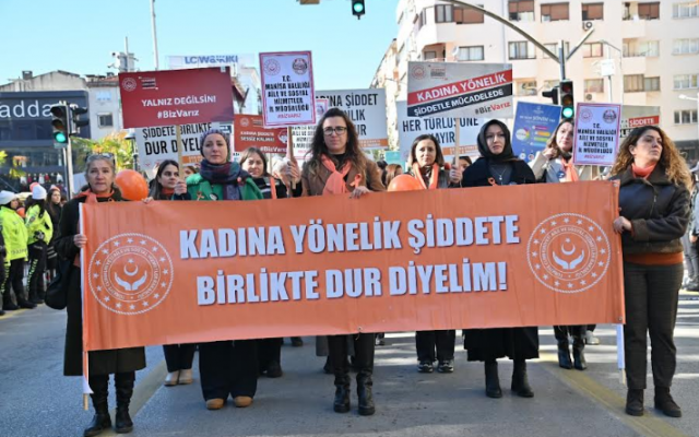 Manisa’da Kadına Yönelik Şiddete Birlikte “Dur” Dediler
Manisa Valiliği ile Manisa Büyükşehir Belediyesi işbirliğinde 25 Kasım Kadına Yönelik Şiddetle Uluslararası Mücadele Günü kapsamında ‘Kadına Yönelik Şiddete Birlikte Dur Diyelim” sloganıyla yürüyüş düzenlendi.