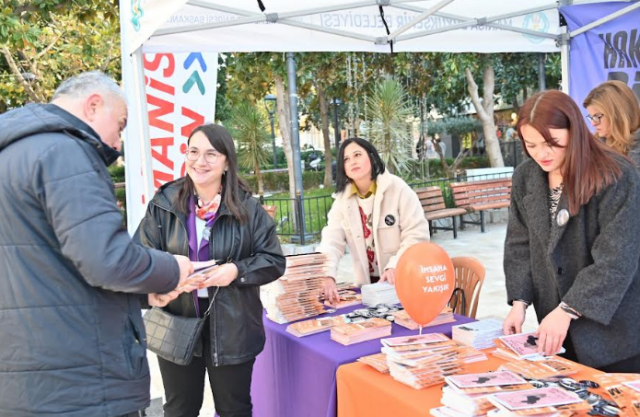 Etkinliklerde, Manisa Baro Başkanı Sevgi Başak Yeşil Malay, Yunusemre Belediye Başkan Yardımcısı Emine Özge Arslan, Manisa Büyükşehir Belediyesi Sosyal Hizmetler Dairesi Başkanı Volkan Sert, Kültür ve Sosyal İşler Dairesi Başkanı Meliha Çavuşoğlu Kılınçlar, CHP Manisa İl Başkan Yardımcısı Esra Durukan ve çok sayıda vatandaş yer aldı.