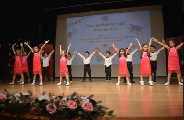 Ege Üniversitesi Anaokulu eğitimcilerinin sevgi ile yola çıktığı geleceği yaratma serüveninde bizlerin her zaman yanında olan sevgili velilerimiz, destekleriniz çocuğunuzu bize emanet ettiğiniz o ilk andan bu ana kadar hep bizimleydi. Bu başarı ve gurur hepimizin. Sizlere böyle güzel çocuklar yetiştirdiğiniz için gönül dolusu sevgilerimizi sunuyor ve teşekkür ediyorum” dedi.