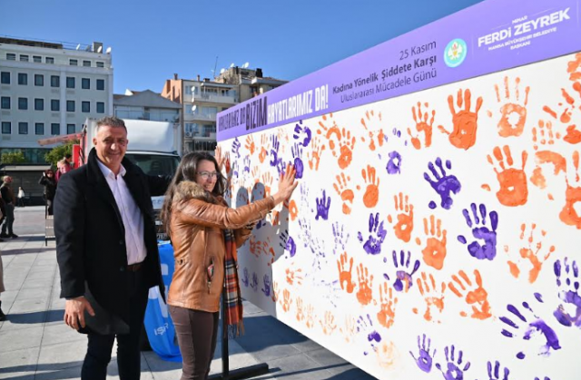 El Boyama Etkinliği Büyük İlgi Gördü
Manisa Büyükşehir Belediyesi Sosyal Hizmetler Dairesi Başkanlığı tarafından Cumhuriyet Meydanı’na yerleştirilen pano, düzenlenen el boyama etkinliği ile rengarenk hale getirildi. Bu etkinlikle kadına yönelik şiddetle mücadelede dayanışma mesajı vermek amaçlandı. Vatandaşlara, etkinlik sonunda Büyükşehir Belediyesi tarafından pilav ikram edildi.