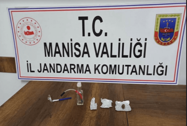 Sarıgöl ilçesi Baglıca Mahallesinde ikamet eden B.K. (1995/E) isimli şahsın ikametinde uyuşturucu madde bulunduğu bilgisi alınması üzerine 07.10.2021 günü saat 20.00’de Sarıgöl İlçe Jandarma Komutanlığı ekiplerince adli makamlardan alınan arama kararına istinaden, şüpheli şahsın ikametinde  yapılan aramada 2 adet Uyuşturucu Madde içiminde kullanılan aparat, 10 gram Metamfetamin ve 3 gram kubar Esrar  ele geçirilmiştir. Şüpheli B.K(1995/E) isimli şahıs kan ve idrar örnekleri aldırılmasının ardından 08.10.2021 günü adli makamlara sevk edilmek üzere gözaltına alınmıştır.