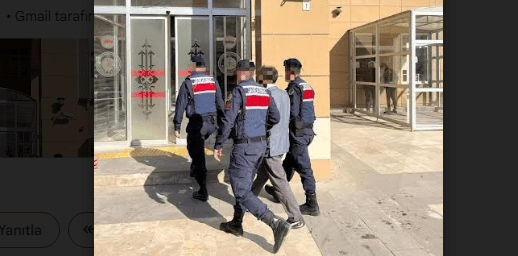 Manisa ili Şehzadeler ilçesi Hacıhaliller mahallesinde 03.11.2022 günü saat:08.00 sıralarında Şehzadeler ilçe Jandarma Komutanlığı ekiplerince  yapılan faaliyette; Silahlı Terör Örgütüne Üye Olmak (FETÖ/PDY) suçundan 11 yıl kesinleşmiş hapis cezası olan S.T(1984/E) yakalanmış olup, adli makamlara  sevk edilmiştir.