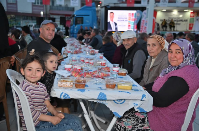 “Ferdi Zeyrek verdiği sözleri tutuyor”
CHP Selendi İlçe Başkanı Selim Kurt, ilçeleri için planlanan projelerin gündemde olduğunu vurgulayarak, “Başkanımız Ferdi Zeyrek’in seçim sürecinde verdiği sözlerin arkasında durduğunu görüyoruz. Çiftçiden esnafa, gençlerden hayvancılıkla uğraşan vatandaşlara kadar herkes için projeler hazırlanıyor. 2025 yılı itibarıyla Selendi’ye yeni müjdeler geleceğine inanıyorum. Başkanımız Sayın Ferdi Zeyrek’e bu organizasyonu gerçekleştirdiği için çok teşekkür ediyoruz. Bu tür organizasyonları bundan sonra ilçemize yapılacak çeşitli hizmetlerin açılışlarında da görmek istiyoruz” dedi.