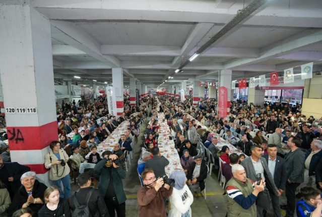 “1,5 milyonluk büyük bir aileyiz”
Ramazan ayının birlik ve beraberlik duygusunu pekiştirdiğini vurgulayan Başkan Ferdi Zeyrek, “Siz değerli hemşehrilerimle aynı sofrayı, aynı ekmeği, aynı yemeği paylaşmanın mutluluğunu yaşıyorum. Biz, yalnızca aynı şehirde yaşayan insanlar değiliz, birbirinin dertleriyle dertlenen, sevinçleriyle mutlu olan 1,5 milyonluk büyük bir aileyiz. Ramazan, dayanışmanın ve paylaşmanın en güzel örneklerinin yaşandığı mübarek bir ay. Allah bu mübarek ayda tuttuğumuz oruçları, ettiğimiz duaları kabul etsin. Ramazan Bayramımız şimdiden kutlu olsun” dedi.

“Aynı sofrada buluşmanın mutluluğunu yaşıyoruz”
Soma Belediye Başkanı Sercan Okur da “Değerli Somalılar hoş geldiniz sefalar getirdiniz. Bu kadar yoğun ilginiz ve katılımınız için hepinize yürekten teşekkür ediyorum. Bu güzel Ramazan akşamında, aynı sofrada buluşmanın mutluluğunu yaşıyoruz, paylaşmanın ve birlikte olmanın güzelliğini hep birlikte görüyoruz. Başta Büyükşehir Belediye Başkanımız Sayın Ferdi Zeyrek olmak üzere emeği geçen herkese teşekkür ediyorum” diye konuştu.
