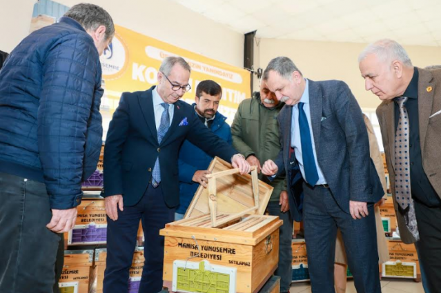 'TÜRKİYE GÜNDEN GÜNE HUKUK DEVLETİ OLMAKTAN ÇIKIYOR'

Törende söz alan Belediye Başkanı Semih Balaban, konuşmasında İstanbul Büyükşehir Belediye Başkanı Ekrem İmamoğlu'nun gözaltına alınmasına tepki göstererek, Ekrem İmamoğlu'nun yanında olduklarını söyledi. Başkan Balaban açıklamasında, "Buruk bir tören gerçekleştiriyoruz. Gerçekten üzgünüz. Türkiye günden güne hukuk devleti olmaktan çıkıyor. Muhalif belediye başkanlığından ve cumhurbaşkanı adayımız Ekrem İmamoğlu'na karşı son derece haksız, yanlış uygulamalar yapılıyor. Bunu kabul etmiyoruz. Sonuna kadar cumhurbaşkanı aday adayımızın yanındayız. Cumhuriyet Halk Partisi, ilk cumhurbaşkanlığı seçiminde muhaliflerle birlikte iktidara gelecek. Nasıl hizmet olduğunu bir kez daha göreceksiniz. Bu konuda da kararımız kesindir. Bizler her