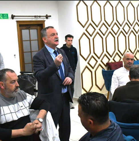 Yunusemre Belediyespor, ilçede faaliyet gösteren amatör spor kulüplerinin başkan ve yöneticilerini iftar yemeğinde ağırladı. İftara katılan Yunusemre Belediye Başkanı Semih Balaban, amatörün yanında olmaya devam edeceklerini söyledi.