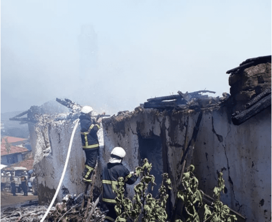 İlçeye bağlı Durhasan Mahallende kerpiç duvarlı ahşap evde yangın çıktı. Evin sahibi 90 yaşındaki Emine Özdemir'in yanan evde mahsur kaldığını anlayan mahalle sakinleri evde alevlerin arasında kalarak ayaklarının yandığı kadını kendi imkanlarıyla dışarı çıkardılar.