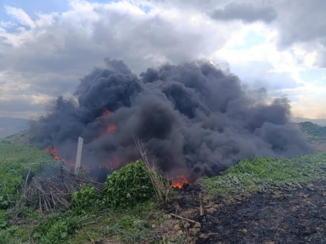 Manisa Büyükşehir Belediyesi, çevrenin korunması için denetimlerini taviz vermeden sürdürüyor. Çevreye karşı duyarlılığını hayata geçirdiği projeler ile her fırsatta gösteren Büyükşehir Belediyesi, çevreye kirletenlere karşı da cezai yaptırımlar uyguluyor. Muradiye bölgesinde oluşan duman üzerine yangın ihbarı alan itfaiye ekipleri, dumanın endüstriyel atıkların yanmasından kaynaklandığını tespit etti. Durum, İklim Değişikliği ve Sıfır Atık Dairesi Başkanlığı’na bildirildi. Büyükşehir Belediyesi ve Jandarma ekiplerinin olay yerine gitmesi ve yapılan tespitler sonrasında durum tutanak altına alındı. Ardından, Çevre, Şehircilik ve İklim Değişikliği İl Müdürlüğü ekipleri savcılık talimatıyla numune aldı ve sürecin adli takibini başlattı. Manisa Büyükşehir Belediyesi, yangına da sebebiyet veren kaçak dökümle ilgili cezai yaptırım uygularken Çevre, Şehircilik ve İklim Değişikliği İl Müdürlüğü’nün de numune sonuçlarına göre ek yaptırımlar uygulayacağı öğrenildi.