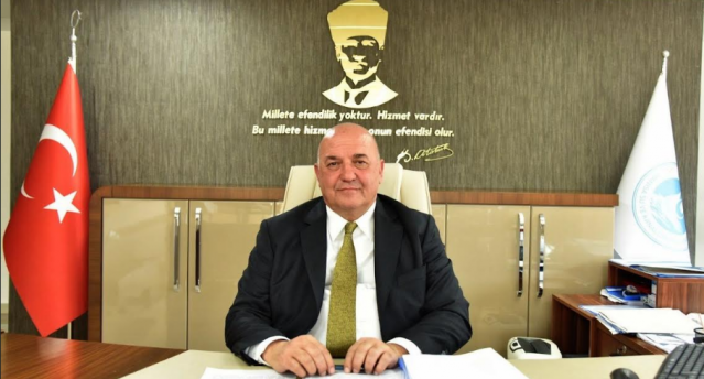 MASKİ Genel Müdürü Talat Postacı, 22 Mart Dünya Su Günü dolayısıyla açıklama yaptı. Postacı, Manisa genelinde su kaynaklarının bilinçli tüketilmesine ve geliştirilmesine yönelik Büyükşehir Belediye Başkanı Mimar Ferdi Zeyrek öncülüğünde önemli projelere imza attıklarını belirtti.  Postacı, dünya nüfusunun artması, küresel ısınmaya bağlı iklim değişiklikleri ve yeraltı kaynaklarının kirlenmesiyle birlikte su kaynaklarının her geçen gün nüfusun ihtiyaçlarını karşılayamayacak boyutlara ulaştığına dikkat çekti.
MANİSA’DA BİR İLK; ‘SU ÇALIŞTAYI’
Postacı, “Su kaynaklarımızı korumak için Büyükşehir Belediye Başkanımız Ferdi Zeyrek öncülüğünde Manisa tarihinde ilk defa ‘Manisa Su Çalıştayı’nı 2024 yılında gerçekleştirdik. Birbirinden önemli akademisyenler eşliğinde içme suyu kaynaklarının korunması için çalıştık ve 10 başlık altında bir çözüm bildirgesi hazırladık. Başkanımız Ferdi Zeyrek, Çalıştay’da, ‘Su konusunda toplumsal yeni bir sözleşmeye ihtiyaç duyulduğu çok net anlaşılıyor. Biz, üstümüze düşen görevleri, sorumlulukları, ödevleri hızlıca yerine getireceğiz. Diğer kurumların, paydaşların da bu sorumlulukta olmasını önemle rica ediyoruz. Sadece ricacı olmayacağız elbette; takipçisi de olacağız’ demişti. Biz de kurum olarak tüm paydaşlarla birlikte Manisa’nın su kaynaklarını korumak için çalışmaya devam ediyoruz” dedi.