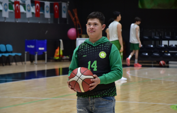 Manisa BBSK’nın sosyal sorumluluk çalışmaları kapsamında düzenlenen etkinlikte, down sendromlu gençler U18 takımıyla birlikte antrenmana katıldı. Düzenlenen anlamlı etkinlikte, Manisa Büyükşehir Belediyesi Sosyal Projeler ve Gençlik Spor Şube Müdürü Müjde Günderen, Manisa BBSK Yönetim Kurulu Üyeleri Yusuf Köseli, Nabi Başbay, Kadir Aydın, Kulüp Müdürü Alparslan Kaya da yer aldı.
