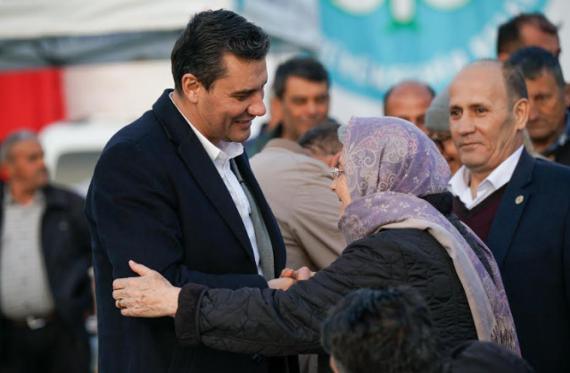 “RAMAZAN’IN BEREKETİNİ PAYLAŞIYORUZ”
Ramazan ayının paylaşmanın, dayanışmanın en güzel vesilelerinden biri olduğunu vurgulayan Ferdi Zeyrek, “Bugün burada aynı sofrada buluşmanın, aynı ekmeği paylaşmanın mutluluğunu yaşıyoruz. Ancak bu birlikteliğimiz yalnızca bugünle sınırlı değil, 17 ilçemizdeki tüm vatandaşlarımızla Ramazan’ın bereketini paylaşıyoruz. Bu birlik ve beraberliği daha da güçlendirmek için var gücümüzle çalışıyoruz. 31 Mart’ta halkımızın iradesiyle üstlendiğimiz bu görevde, Halil İbrahim sofralarını büyütmek, halka hizmeti erişilebilir kılmak, adalet ve hukuk çerçevesinde hareket etmek en önemli sorumluluğumuz. Bu süreçte bize verdiğiniz destek için teşekkür ederim. Hakkı ve hukuku gözeterek, yoksulun, yalın ayak dolaşan çocukların vebalini unutmadan; devletin bize emanet ettiği her kuruşa sahip çıkarak görevimizi yerine getireceğiz. Oyların helalliğini almadan bu koltuklardan ayrılmayacağımıza, görev süremiz boyunca da adaletli, iyi gününüzde yanınızda olan, kötü gününüzde derdinizi paylaşan bir başkan olacağımıza söz veriyorum” dedi.