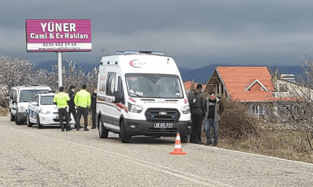 Edinilen bilgilere göre Demirci güzergahından Salihli istikametine doğru gitmekte olan Kadir K. yönetimindeki  43 ZB 849 plakalı otomobil yağış nedeniyle yolda yalpalama yaptı. Sürücüsünün direksiyon hakimiyetini kaybetmesi sonucu yaklaşık 8 metrelik uçuruma yuvarlandı.