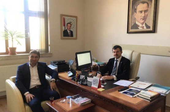 Kula Belediye Başkanı Hüseyin Tosun, MHP Grup Başkanvekili Erkan Akçay’ı makamında ziyaret ederek Kula Belediyesi’nin yürüttüğü bazı yatırım ve projelerle ilgili bilgi aktardı ve onay süreçlerinin hızlandırılması talebinde bulundu. 

Kula Belediye Başkanı Hüseyin Tosun, Ankara’da gerçekleştirdiği temaslarında ilk olarak Milliyetçi Hareket Partisi Grup Başkanvekili Erkan Akçay’ı, parti genel merkezindeki makamında ziyaret etti. Ziyarette, bir süre sohbet eden ve Kula Belediyesi’nin hali hazırda yürüttüğü Kula’ya kazandırılacak yatırım ve projeler hakkında Grup Başkanvekili Akçay’a dosya sunan Başkan Tosun, Kulalı hemşerilerinin selamlarını iletti. Ziyaretten duyduğu memnuniyeti ifade eden MHP Grup Başkanvekili Akçay, Başkan Hüseyin Tosun’a çalışmalarında başarılar diledi. Başkan Tosun, Grup Başkanvekili Akçay ile birlikte Türkiye Büyük Millet Meclisi, Çevre ve Şehircilik Bakanlığı ve İller Bankası’nda üst düzey görüşmelerde bulundu. Başkan Tosun, Ankara ziyareti kapsamında TBMM Destek Hizmetleri Dairesi Başkan Yardımcısı Ali Türk’e nezaket ziyaretinde bulunurken, Atatürk Kültür Merkezi’nde gerçekleştirilen Ege İlleri Tanıtım Günleri açılış törenine katıldı.

Başkan Tosun; “Bizim Koşuşturmamız, Kula’ya Hizmet İçin”
Ankara temasları sırasında kendisine eşlik eden MHP Grup Başkanvekili Erkan Akçay’a desteklerinden dolayı teşekkür eden Başkan Tosun, 