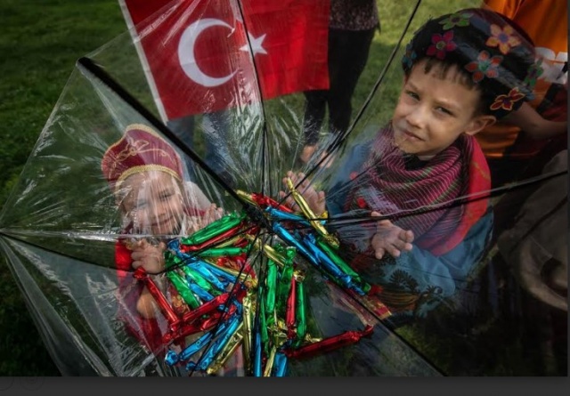 “Manisa’nın yaşam enerjisini ve coşkusunu yansıtan bir miras”
Manisa Büyükşehir Belediye Başkanı Ferdi Zeyrek, “Uluslararası Manisa Mesir Macunu Festivali, Manisa’nın sadece geleneklerini değil, aynı zamanda yaşam enerjisini, coşkusunu ve çok kültürlü yapısını da yansıtan bir mirastır. Bu maraton sayesinde, bu ruh ülkemizin dört bir yanından gelen sanatçılar aracılığıyla karelere yansıdı. Festivalin renklerini sanatsal bir bakışla belgeleyen tüm katılımcılara teşekkür ediyor, dereceye giren sanatçılarımızı kutluyorum. Bu etkinlik, Manisa’nın sanatla, kültürle ve estetikle anılan bir şehir olma vizyonunun önemli bir parçası olarak önümüzdeki yıllarda da devam edecek” dedi.