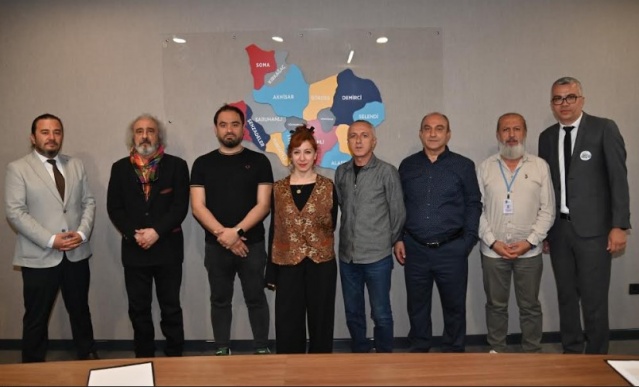 Manisa Büyükşehir Belediyesi tarafından, 485. Uluslararası Manisa Mesir Macunu Festivali kapsamında Türkiye Fotoğraf Sanatı Federasyonu (TFSF) onayı ve Manisa Fotoğraf Derneği (MaFOD) iş birliğiyle bu yıl ilk kez düzenlenen Ulusal Manisa Mesir Fotoğrafçılar Maratonu‘nda dereceye girenler belli oldu. Türkiye’nin dört bir yanından 103 fotoğrafçının katıldığı maratonda, 392 eser değerlendirildi.
Manisa Büyükşehir Belediyesi tarafından, 485. Uluslararası Manisa Mesir Macunu Festivali kapsamında Türkiye Fotoğraf Sanatı Federasyonu (TFSF) onayı ve Manisa Fotoğraf Derneği (MaFOD) iş birliğiyle bu yıl ilk kez düzenlenen Ulusal Manisa Mesir Fotoğrafçılar Maratonu‘nda dereceye girenler belli oldu. Türkiye’nin dört bir yanından 103 fotoğrafçının katıldığı maratonda, 392 eser değerlendirildi.