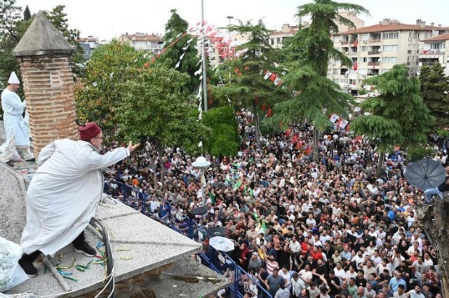 Yedi Fotoğrafa Ödül, 30 Fotoğrafa Sergileme
Toplam 150 bin TL para ödülünün verildiği maratonda; Bursa’dan Aysen Karadeniz, “Zeybekler” adlı çalışmasıyla birincilik ödülü ve altın madalya, Manisa’dan Erol Atsızatar, mesir saçımı temalı eseriyle ikincilik ödülü ve gümüş madalya kazandı. Üçüncülük ödülü ile bronz madalya ise Bursa’dan Gürsel Egemen Ergin’in “Festival45” adlı çalışmasına verildi. Manisa Büyükşehir Belediyesi Özel Ödülü’nü Antalya’dan Yalçın Akkaya kazanırken Manisa’dan Kemal Altun ve Hakan Kırcalı ile Mersin’den Hilal Emnacar ise mansiyon ödülünün sahipleri oldu. 30 fotoğraf ise sergilemeye değer bulundu.