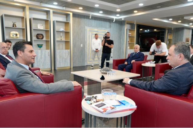 Balaban, “Büfelerin devirlerini yaptık”

Başlayacak olan proje için devirleri gerçekleştirdiklerini belirten Yunusemre Belediye Başkanı Semih Balaban, “Bugün güzel bir protokole imza atmanın mutluluğunu yaşıyoruz. Başkanımız sözünü tutuyor. Halk Ekmek her yerde olacak dedi ve Yunusemre’yi pilot bölge seçti. Kendisine teşekkür ediyorum. Çok iyi işler yapıyor ve yapmaya da devam edecek. Biz de Yunusemre Belediyesi olarak Büyükşehir Belediyesi’nin bu hizmetinden dolayı Halk Ekmek üretiminden satışından çekiliyoruz. Büfelerimizi zevkle Büyükşehir Belediye Başkanımıza devrediyoruz. Bundan sonra da her konuda onun destekçisi olacağız. Kendisi de bize destek oluyor. Karşılıklı iyi ilişkiler içinde Büyükşehir Belediyesi’nin başarısı da, Yunusemre Belediyesi’nin başarısı da CHP’ye yazıyor. Biz bundan büyük mutluluk duyuyoruz. Yunusemre Belediyesi ya da Büyükşehir Belediyesi hiçbir şey fark etmiyor.