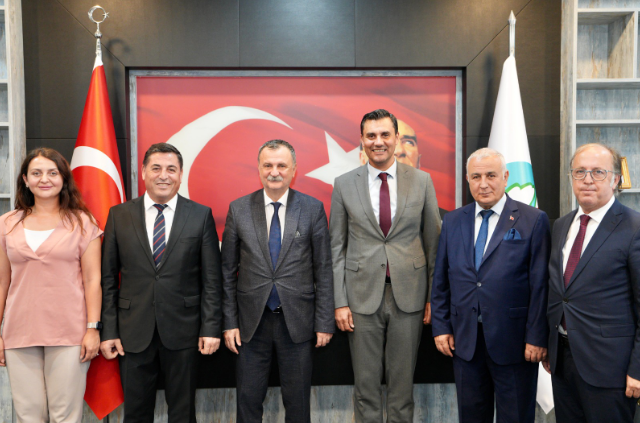 Ben Ferdi Zeyrek başkanıma güzel halkçı hizmetlerinden dolayı teşekkür ediyorum. Bize verdiği katkılardan dolayı teşekkür ediyorum” diye konuştu.