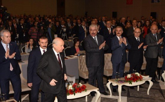 Milliyetçi Hareket Partisi, yaklaşan yerel seçimler öncesinde Genel Başkan Devlet Bahçeli başkanlığında genel merkez yönetimi, belediye başkanları ve teşkilatlarının katılımıyla Antalya’nın Serik ilçesinde toplantı düzenledi. Toplantıya Manisa Büyükşehir Belediye Başkanı Cengiz Ergün de, İl Başkanı Erkan Öztürk ve Salihli, Turgutlu, Kula, Selendi, Alaşehir ve Sarıgöl belediye başkanlarıyla birlikte katıldı.

Manisa Büyükşehir Belediye Başkanı Cengiz Ergün, MHP İl Başkanı Erkan Öztürk, Kula Belediye Başkanı Hüseyin Tosun, Selendi Belediye Başkanı Yasin Dumlupınar, Alaşehir Belediye Başkanı Ali Uçak, Sarıgöl Belediye Başkanı Necati Selçuk, Turgutlu Belediye Başkanı Turgay Şirin ve Salihli Belediye Başkanı Zeki Kayda ile birlikte MHP’nin Antalya'nın Serik ilçesi Belek turizm merkezinde düzenlenen İl Başkanları ve Belediye Başkanları Toplantısı’na katıldı. Cuma akşamı Manisa heyetiyle birlikte toplantının yapılacağı otele varan Başkan Ergün, parti teşkilatlarıyla birlikte MHP Genel Başkanı Devlet Bahçeli’yi karşıladı. Karşılamanın ardından düzenlenen yemek ve ardından çay molasında Genel Başkan Bahçeli ile bir araya gelen Başkan Ergün, Manisa’daki çalışmalar hakkında Bahçeli’yi bilgilendirdi.
Başkan Ergün’den Davetlilere Mesir Macunu
Toplantının yapıldığı 24 Kasım Cumartesi günü Manisa Büyükşehir Belediye Başkanı Cengiz Ergün, 81 il başkanı ve 129 belediye başkanına Manisa’yı tanıttı. Davetlilere mesir macunu ikram eden Başkan Ergün’ün ikramına, genel merkez yöneticileri, il başkanları ve belediye başkanları sıcak ilgi gösterdi.
Genel Başkan Bahçeli Partililere Hitap Etti
Toplantının açılışında 81 il başkanı ve 130 belediye başkanına hitap eden MHP Genel Başkanı Devlet Bahçeli, MHP'nin gücüne güç katarak yürüdüğünü, günden güne büyüdüğünü ve millete hizmet aşkıyla yükselmeye devam ettiğini söyledi. Hiçbir zafere kolay yollardan varılamayacağını vurgulayan Bahçeli, “Muzaffer bir ruhun ortaya çıkması da tesadüfi olamaz. Her zafer bedel ister, sabır ister, akıl ister, gönül ister, mücadele ve fedakarlık bekler. Kutlu bir mücadele esnasında, nefesi kesilenler, nefsine esir düşenler, dünyevi menfaatlere yenilenler çıkmıştır, bundan sonra da çıkmaları muhtemeldir. İnsanoğlu çiğ süt emmiştir, yanılması, yozlaşma akıntısına kapılıp yanlış istikametlere sürüklenmesi beklenmelidir. Geçmişin kuytu köşelerine şuurumuzun merceğiyle baktığımızda buna dair hazin ve hüzünle perçinlenmiş pek çok ibretlik misal verilebilecektir. Hesap yapanlarla hasbi davrananları, davanın omuzuna basanlarla davayı omuzlayanları tarif ve tefrik etmek zorunludur, mümkündür, elbette tecrübeyle sabittir. ‘Ben’ diyen, bencilliğe gömülen, dünyanın kendi çevresinde döndüğü zehabına aldanan, ben merkezli ve çıkar odaklı tutuma savrulan nice insan bu dünyadan gelip geçmiştir” diye konuştu.
“Cumhur ittifakı Türkiye'nin güvenlik zırhı”
Cumhurbaşkanlığı Hükümet Sistemi'nin mimarının Cumhur İttifakı olduğunu kaydeden Bahçeli, yeni sistemin yaşaması için bu ittifakın kazasız belasız yoluna devam etmesinin milli beka açısından mecburi olduğunu ifade etti. “Cumhur İttifakı Türkiye'nin güvenlik zırhıdır” diyen Bahçeli, “Cumhur İttifakı milli birlik ve dayanışma şuurudur. Cumhur İttifakı Türkiye'nin ta kendisi, Türk milletinin ruh köküdür. 15 Temmuz sonrası Yenikapı ruhuyla temeli atılan, 16 Nisan halk oylamasıyla çatısı örülen, 24 Haziran Seçimleriyle genişlik ve derinlik kazanan Cumhur İttifakı, Türkiye Cumhuriyeti'nin sistemsel açmaz ve ihtiyaçlarını telafi ederek muhasım odaklara set çekmiş, sur örmüştür. Cumhurbaşkanlığı Hükümet Sistemi, 95 yıllık Cumhuriyetimizi gelecek asırlara kuruluş esaslarına bağlı kalarak taşıma, daha da güçlendirme ve geliştirme amacına kilitlenmiştir. Yeni hükümet sisteminden geriye dönüş yoktur. Türkiye bütün meselelerini, bütün talep ve eksikliklerini yeni sistemin sunduğu imkanlar kapsamında çözüme kavuşturacaktır. Cumhur İttifakı bunu teminle hem tarihe hem de geleceğe karşı mesuldür. Ülke yönetiminin Cumhurbaşkanlığı Hükümet Sistemi'ne uygun teşkiliyle planlanan uyum süreci istikrarlı şekilde devam etmektedir” dedi.