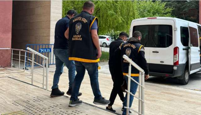 İl Emniyet Müdürlüğümüz Asayiş Şube Müdürlüğü koordinesinde ilimiz genelinde aranan şahısların yakalanmasına yönelik olarak 10.05.2024 günü 06.30 -14.00 saatleri arasında tüm birimlerimizin katılımıyla yapılan uygulama kapsamında;

Yapılan çalışmalar neticesinde,

- İfadeye yönelik 19 şahıs,

- ⁠0-5 yıl arası hapis cezası ile 15 şahıs,

- ⁠10-20 yıl arası hapis cezası ile 3 şahıs olmak üzere,

- Toplam 37 aranan şahıs (Hırsızlık 7, Kasten Yaralama 7, Dolandırıcılık 5, Uyuşturucu Madde Kullanma 5, Görevi Yaptırmamak İçin Direnme 2, Diğer suçlar 11) yakalanmış,

- Sevk edildikleri adli makamlarca 18 şahıs tutuklanarak cezaevine teslim edilmiştir.

Manisa halkının huzur ve güvenliği için Manisa Emniyet Müdürlüğü olarak suç ve suçlularla mücadelemiz aralıksız devam edecektir.