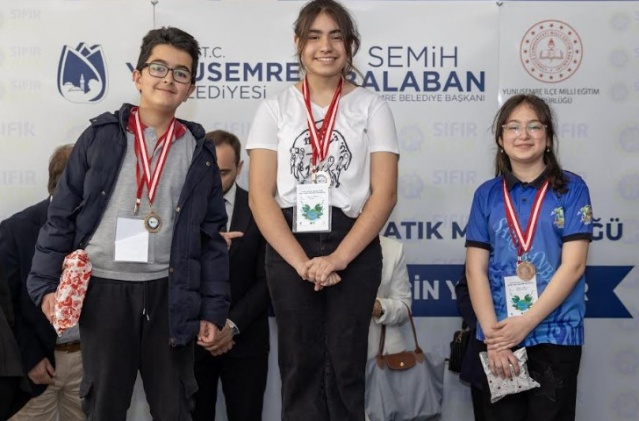Yunusemre Belediyesi, çevre bilincini genç nesillere aşılamak amacıyla düzenlediği Sıfır Atık Tasarım Yarışması ile hem farkındalık yarattı hem de ortaokul öğrencilerinin yaratıcılıklarını gün yüzüne çıkardı. 30 Mart Uluslararası Sıfır Atık Günü kapsamında Yunusemre İlçe Milli Eğitim Müdürlüğü iş birliğiyle gerçekleştirilen yarışma, doğal kaynakların korunması, çevre dostu tüketim alışkanlıklarının kazandırılması ve atık yönetimi konularında öğrencileri düşünmeye teşvik etti. Ödül töreni Yunus Emre Millet Çarşısı'nın fuaye alanında gerçekleştirildi. 150’yi aşkın öğrencinin başvurduğu yarışmada, ortaya çıkan projeler yaratıcılık ve çevre duyarlılığıyla göz doldurdu. Yarışmanın birincisi, “Saatler” adlı projesiyle Ömer Halisdemir Ortaokulu öğrencisi Ilgın Mine Ata oldu. Bozulan saatleri akraba ve komşularından toplayarak estetik bir tasarıma dönüştüren Ata, ödülünü Yunusemre Belediye Başkan Yardımcısı Ali Kuyumcu’nun elinden aldı.