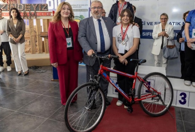 Yunusemre Belediyesi’nin gelecek nesillere sıfır atık bilinci aşılamak amacıyla ortaokul öğrencilerine yönelik düzenlediği “Sıfır Atık Tasarım Yarışması”nda dereceye girenlere ödülleri verildi.