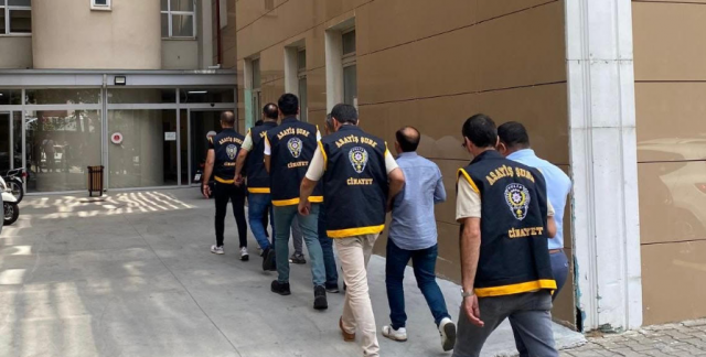 25.07.2024 günü saat 16:50 sıralarında Şehzadeler İlçesi Akpınar Mahallesinde kalabalık grup arasında meydana gelen kavgada, İ. S. (46) isimli şahıs bıçakla yaralanmış, sevk edildiği Manisa Şehir Hastanesinde yapılan müdahaleye rağmen kurtarılamayarak eks olmuş,

Olay yerinde yapılan incelemede bir şahsın üzerinden 1 adet Glock marka 9 mm ruhsatsız tabanca ve 7 adet fişek ele geçirilmiş, ayrıca 5 adet 9,19 mm boş kovan ele geçirilerek muhafaza altına alınmış,

Yapılan çalışmalarda olaya karıştıkları tespit edilen 5 şüpheli şahıs gözaltına alınmış,

26.07.2024 günü sevk edildikleri adli makamlarca A. S. (43), S. S. (40) ve Ö. S. (30) isimli şahıslar adli kontrol şartıyla serbest bırakılmış,

Ş. S. (39) ve Ş. S. (43) isimli 2 şüpheli şahıs tutuklanmıştır.

Manisa halkının huzur ve güvenliği için Manisa Emniyet Müdürlüğü olarak suç ve suçlularla mücadelemiz aralıksız devam edecektir.
